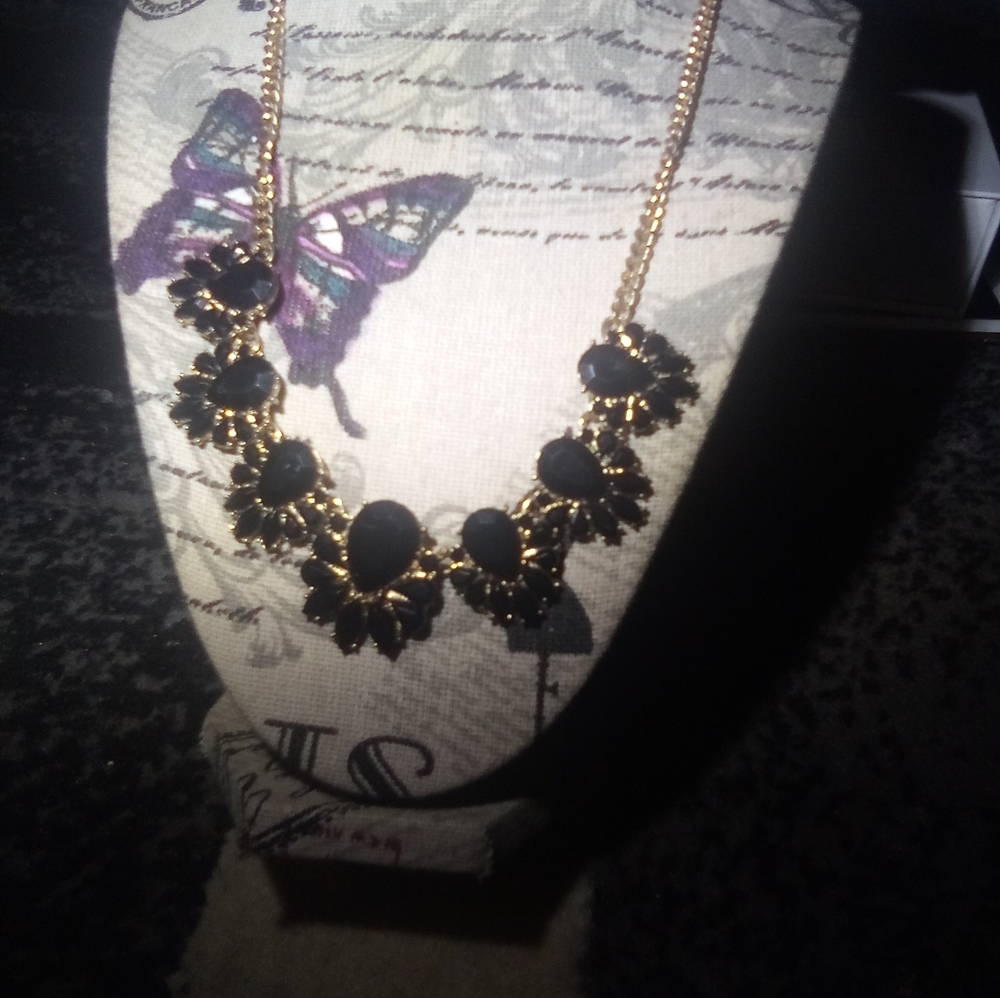 Black gem bursts necklace
